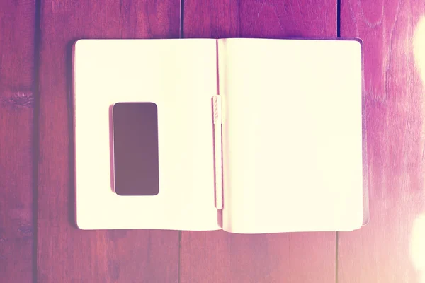 Черный экран смартфона с пустым дневником на деревянном столе , — стоковое фото