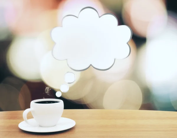 Xícara de café com bolha de fala na mesa de madeira — Fotografia de Stock