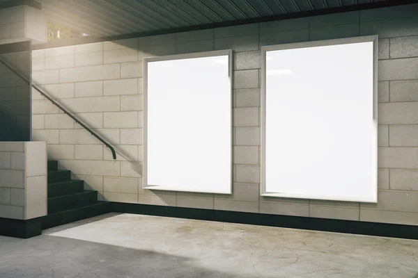 Порожній зал метро з порожніми банерами, сміється — стокове фото