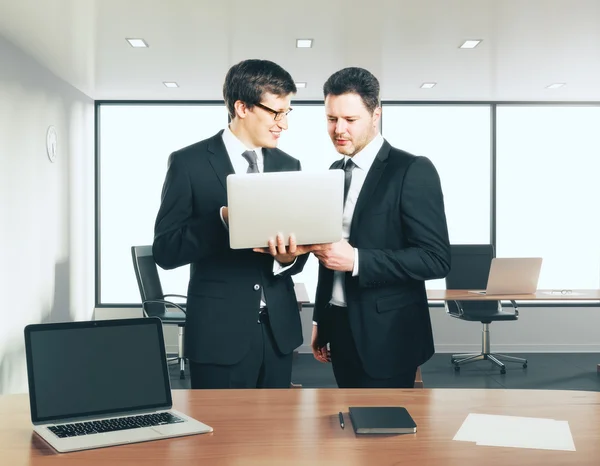 Empresários com laptop e mesa com laptop em branco no offic — Fotografia de Stock