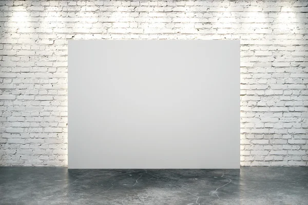 Beyaz tuğla duvar beton zemin ile merkezinde boş beyaz tuval — Stok fotoğraf