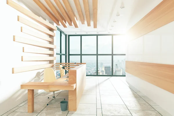 Escritório de madeira estilo com móveis e janelas no chão com cidade — Fotografia de Stock