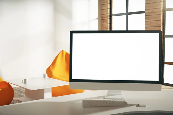 Pusty biały ekran komputera w biurze słoneczny strych, makieta — Zdjęcie stockowe