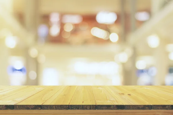 Pusty Stół drewniany z tło zamazane pole — Zdjęcie stockowe