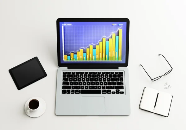 Grafico aziendale sullo schermo del computer portatile, sulla tazza di caffè e su altri uffici — Foto Stock