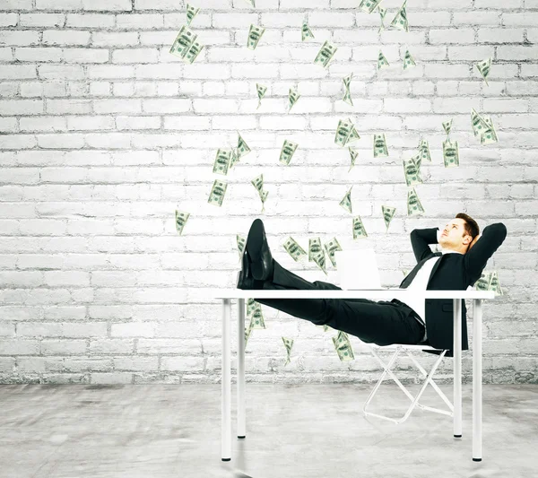 Alá az égből, üzletember pihen egy székre a pénz — Stock Fotó