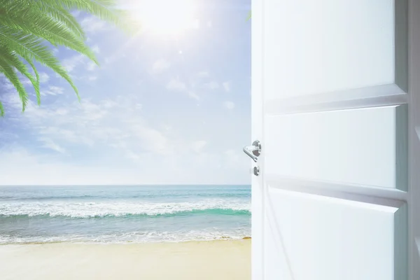 Dörren till en himmel med stranden och havet — Stockfoto