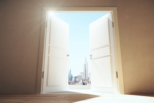Öppna dörrar från tomt rum till megapolis stad med skyskrapor — Stockfoto