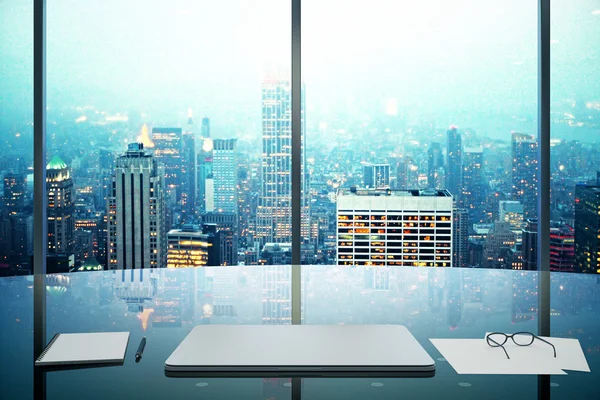 Üveges asztal, modern irodai laptop és éjszakai megapolis város — Stock Fotó