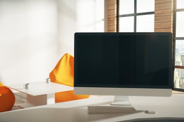 Güneşli loft office boş siyah bilgisayar ekranında