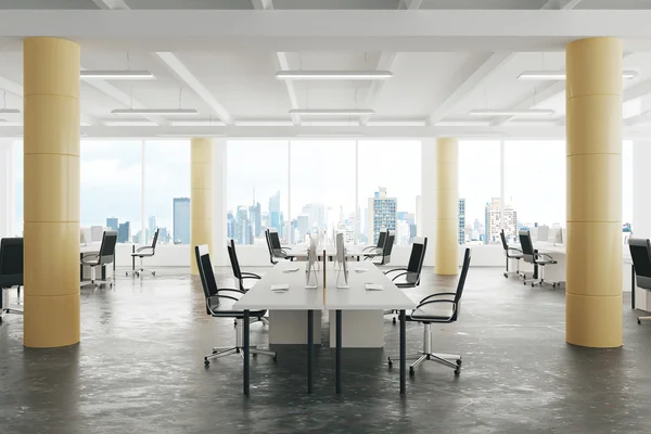 Moderno ufficio soppalco open space con pavimento in cemento, grandi finestre a — Foto Stock