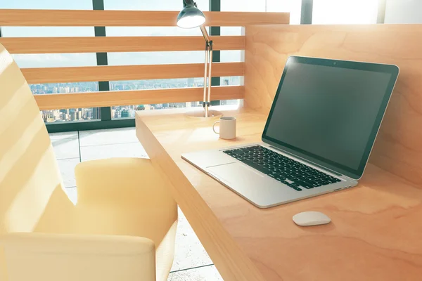 Espacio de trabajo estilo madera con portátil y taza de café — Foto de Stock