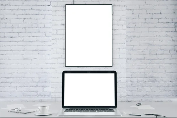 Marco de imagen en blanco en la pared de ladrillo blanco y blanco en blanco portátil s —  Fotos de Stock
