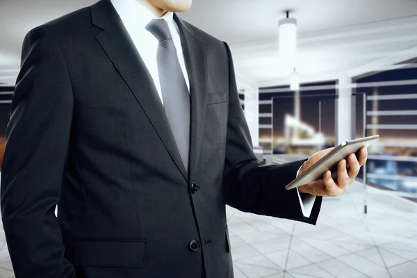 Geschäftsmann mit digitalem Tablet nachts im modernen Büro — Stockfoto