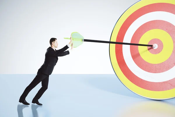 Businessman pushes arrow exactly in bull's-eye concept — Stock Photo, Image