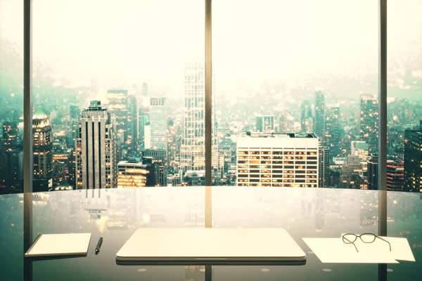 Modernes Büro mit großen Fenstern und glasigem Tisch bei Sonnenuntergang — Stockfoto