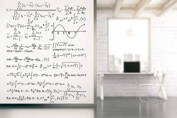 Parede branca com equações em sala de loft com mesa branca — Fotografia de Stock