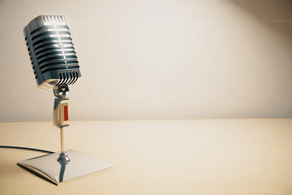 Vintage mikrofon na bílý dřevěný stůl — Stock fotografie