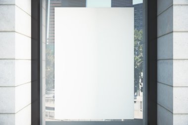 Pencerede, sahte kadar boş beyaz poster
