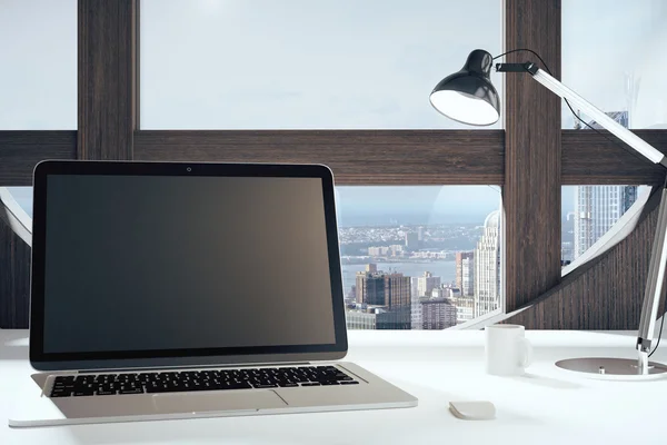 Svart blank laptop skärm med lampa i amerikansk stil rum med — Stockfoto