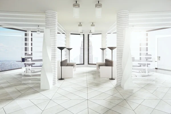 Moderní bílý podkrovní pokoj s velkými okny a výhledem na město — Stock fotografie