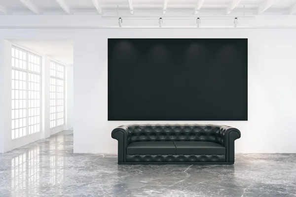 Affiche noire vierge sur mur blanc dans la chambre loft avec cuir noir — Photo