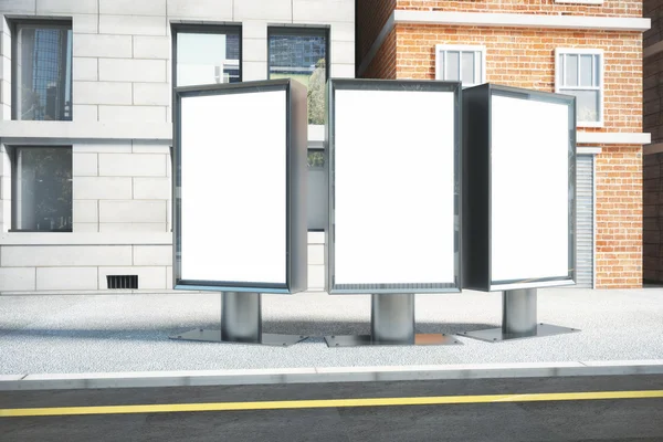 Blanco en blanco tres carteles en la calle vacía por la tarde, m —  Fotos de Stock