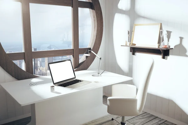Порожній білий екран ноутбука на білому столі зі стільцем і круглим wi — стокове фото