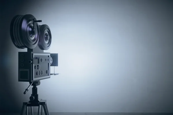Oude stijl filmcamera op grijs muur achtergrondkleur — Stockfoto