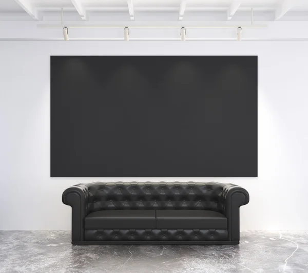 Puste czarny plakat na białej ścianie w pokój na poddaszu z czarnej skóry — Zdjęcie stockowe