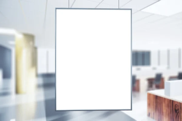 Affiche blanche vierge au bureau au lever du soleil, maquette — Photo