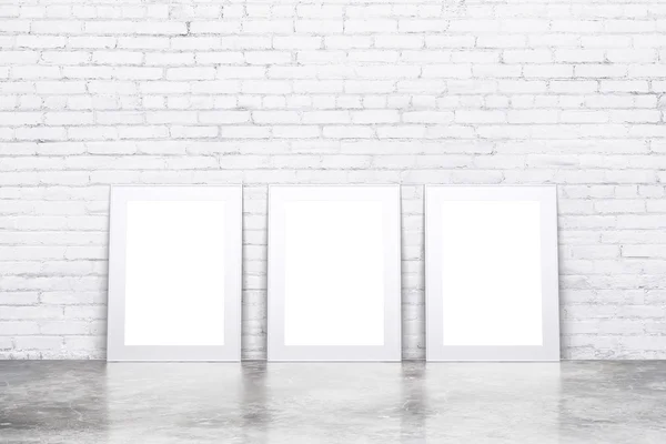 Marcos blancos en blanco de la imagen en el piso de hormigón en el cuarto vacío del desván —  Fotos de Stock