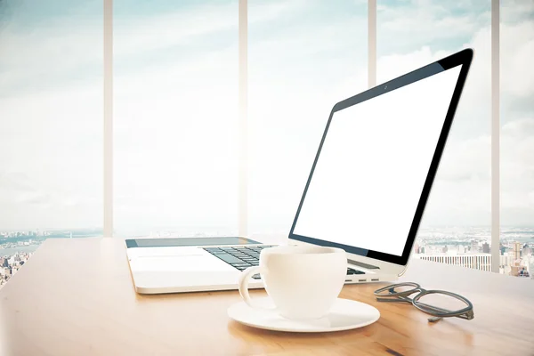 Tom laptop skärmen på en trä skrivbord och en kopp kaffe, håna u — Stockfoto