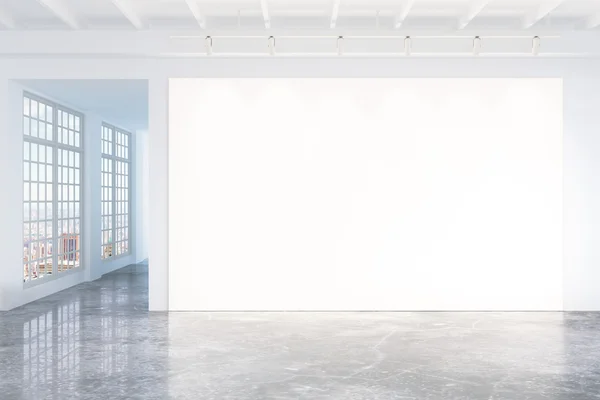 Affiche blanche vierge sur mur blanc dans une chambre loft vide avec béton — Photo