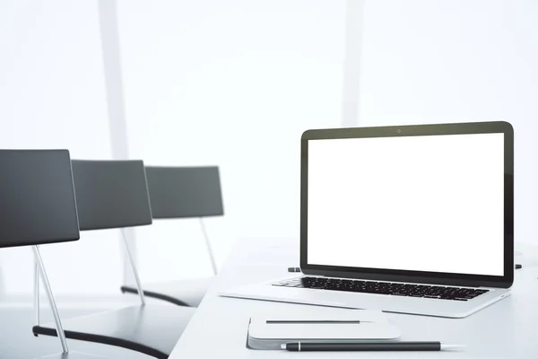 Puste laptopa biały ekran na stół z krzesłami w nowoczesny poza — Zdjęcie stockowe