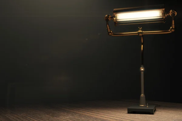 Lysande lampa i stil med steampunk på ett träbord — Stockfoto
