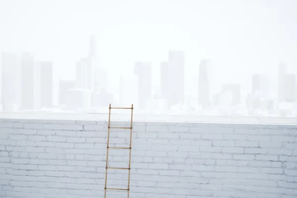 Houten ladder op witte bakstenen muur bij stad achtergrond — Stockfoto