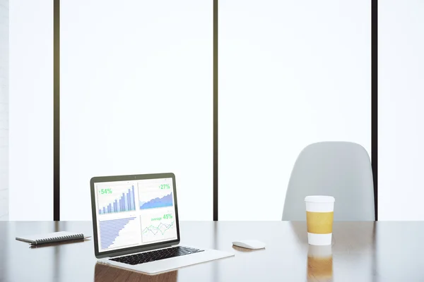 Οικονομική διαγράμματα στην laptop οθόνη στο σύγχρονο χώρο εργασίας — Φωτογραφία Αρχείου