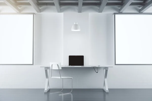 Sala de escritório moderna com móveis, laptop e cartaz branco em branco — Fotografia de Stock