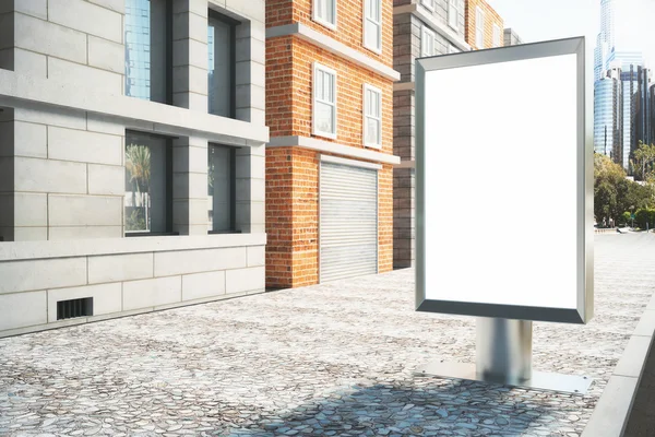 Papan iklan putih kosong di jalan pada hari yang cerah, pura-pura — Stok Foto