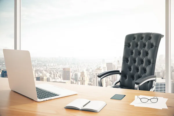 Luogo di lavoro della testa con un computer portatile e una classica armcha in pelle — Foto Stock