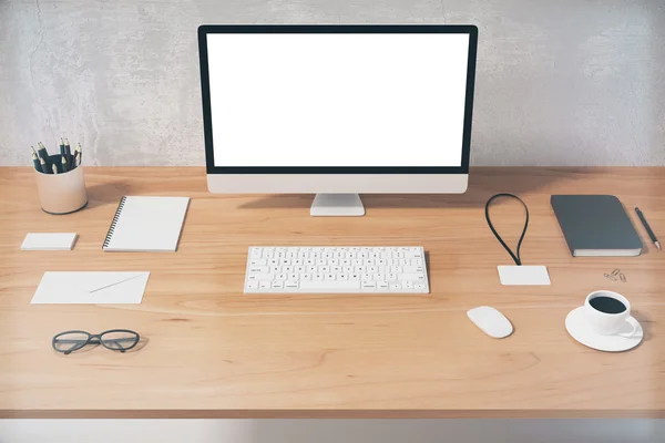 Vista superior de uma mesa de madeira com um monitor de computador e acessório — Fotografia de Stock