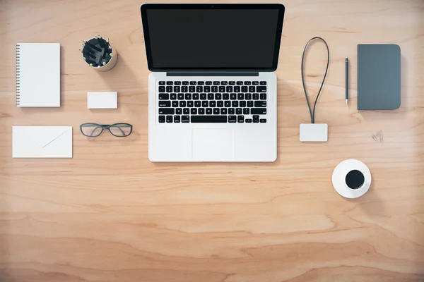 Draufsicht auf einen Holztisch mit Laptop und Zubehör — Stockfoto