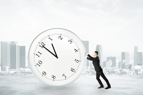 Affärsman försöker stoppa tiden koncept — Stockfoto