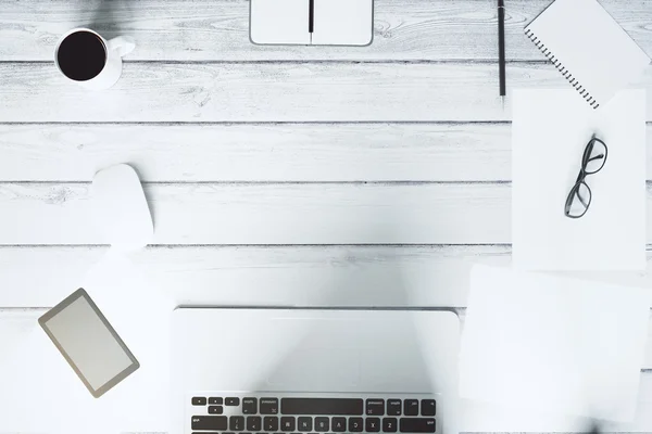 Bovenaanzicht van een witte houten desktop met een lege ruimte — Stockfoto