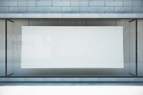 模擬店の窓に大きな空白のバナー — ストック写真