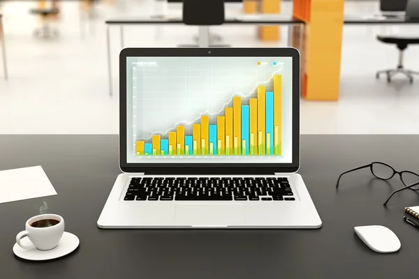 オフィス付属黒のノート パソコンの画面にビジネス グラフ — ストック写真