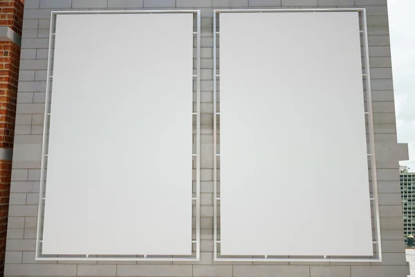 Carteles blancos en blanco en la pared de ladrillo gris, maqueta —  Fotos de Stock