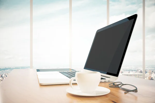 Laptop aberto com xícara de cooffee na mesa de madeira no escritório — Fotografia de Stock