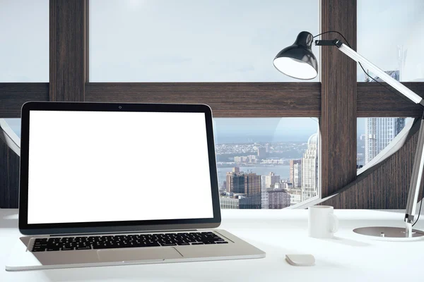 Tela de laptop em branco na sala moderna com janela redonda, lâmpada e c — Fotografia de Stock